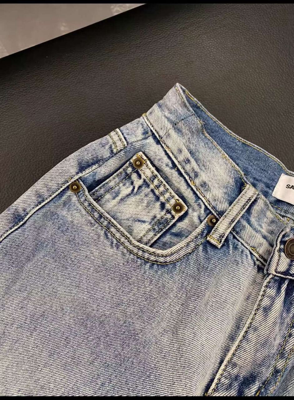 High-waisted jeans